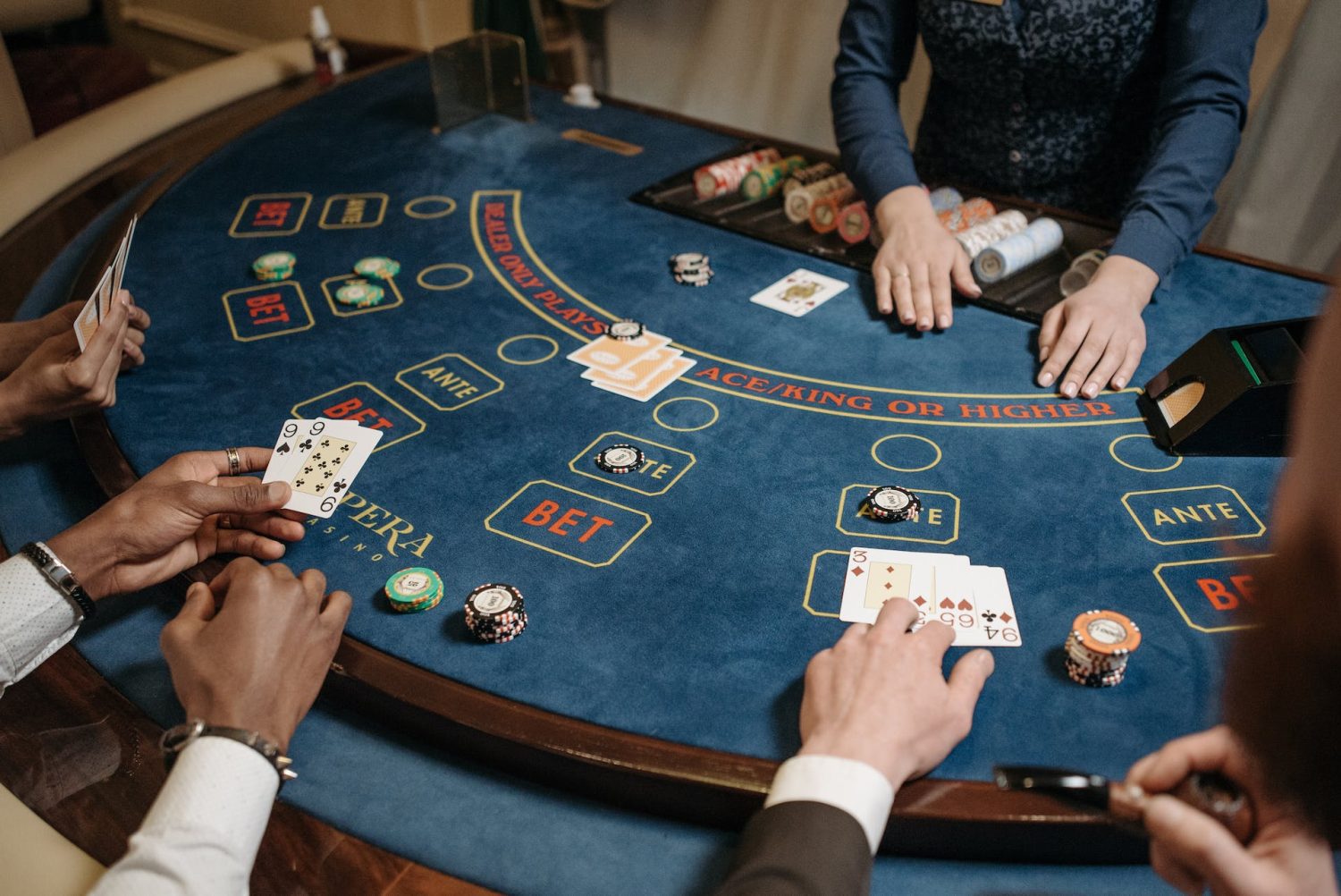Gokkende vrienden hoe ga je verantwoord om met casinospellen tijdens een uitje?